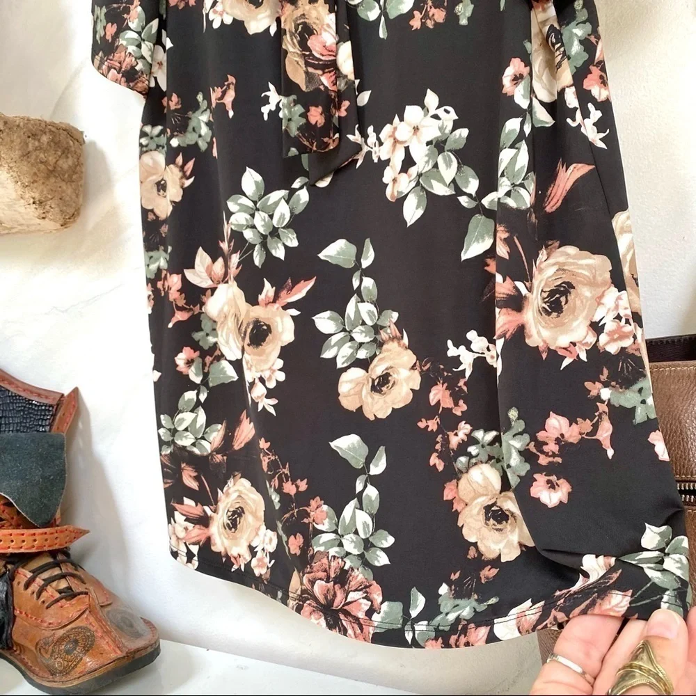 Super sweet floral gardenia Boho blouse w front bow & puff sleeves - Picture 5 of 13